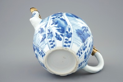 Une th&eacute;i&egrave;re et son couvercle en porcelaine de Chine bleu et blanc mont&eacute; d'argent dor&eacute;, Kangxi